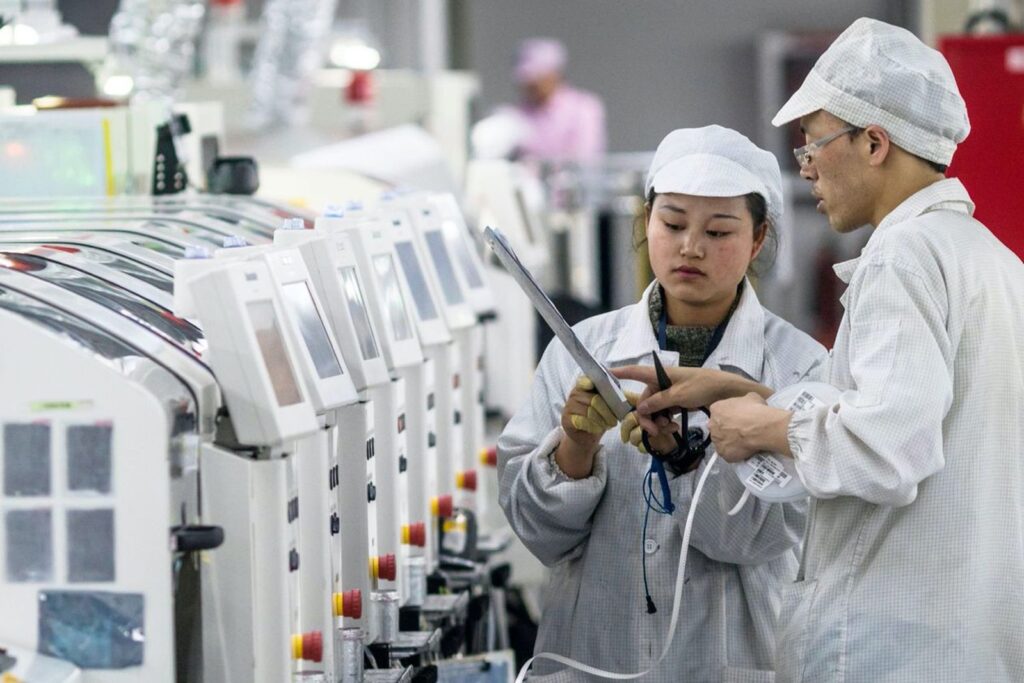 Sản lượng iPhone tại nhà máy lớn nhất của Foxconn có thể giảm 30% trong tháng tới do sự cố khóa máy của Trung Quốc