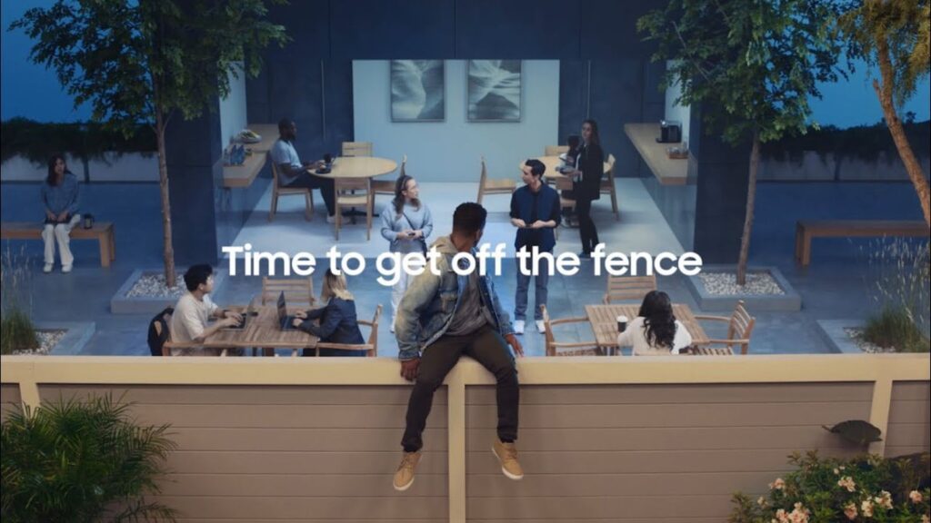 'Đó là những gì chúng tôi làm, chúng tôi chờ đợi' nói nhân viên Apple giả mạo trong quảng cáo Samsung mới chế nhạo thiếu iPhone có thể gập lại
